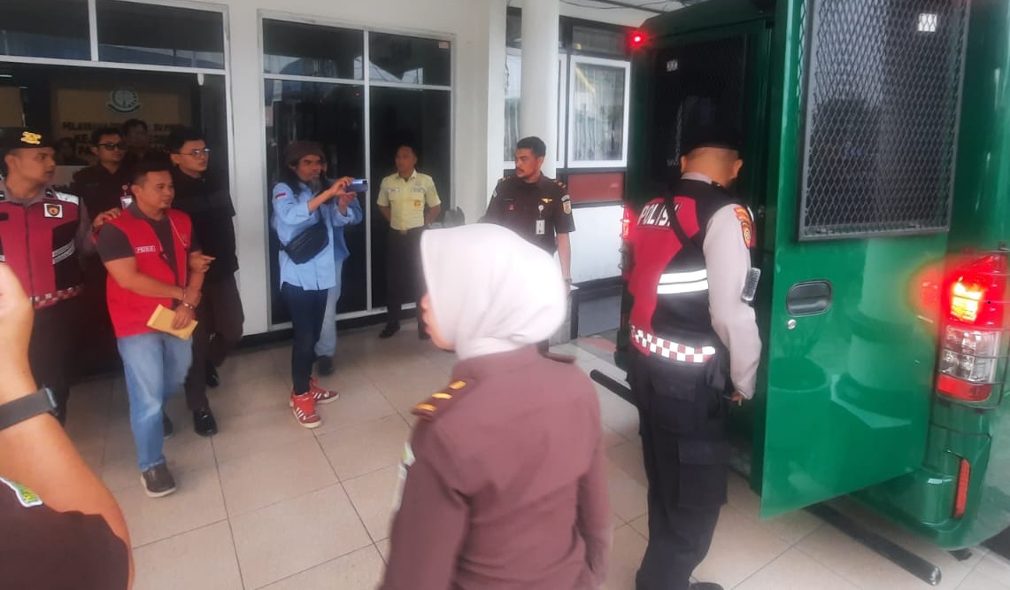 Tersangka kasus korupsi rekontruksi jalan saat dibawa penyidik ke menuju Rutan Kelas IIB Padangpanjang, Senin (14/09/2026)