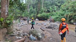 Tim SAR saat melakukan pencarian korban Galodo di Arosuka, Nagaro Batang Barus, Kecamatan Gunung Talang, Kabupaten Solok.