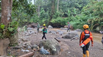 Tim SAR saat melakukan pencarian korban Galodo di Arosuka, Nagaro Batang Barus, Kecamatan Gunung Talang, Kabupaten Solok.