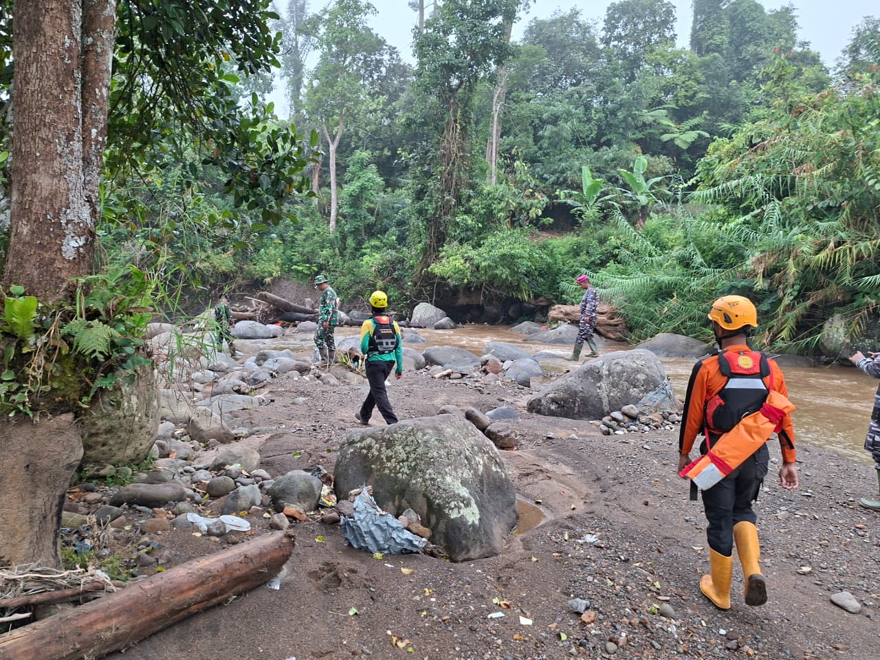 Tim SAR saat melakukan pencarian korban Galodo di Arosuka, Nagaro Batang Barus, Kecamatan Gunung Talang, Kabupaten Solok.