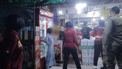 Penertiban minuman beralkohol tanpa dokumen perizinan di kawasan Jalan Dr. Sutomo, Simpang Haru, Kota Padang,pada Minggu malam (27/09/2026) hingga Senin (28/09/2026) dini hari.