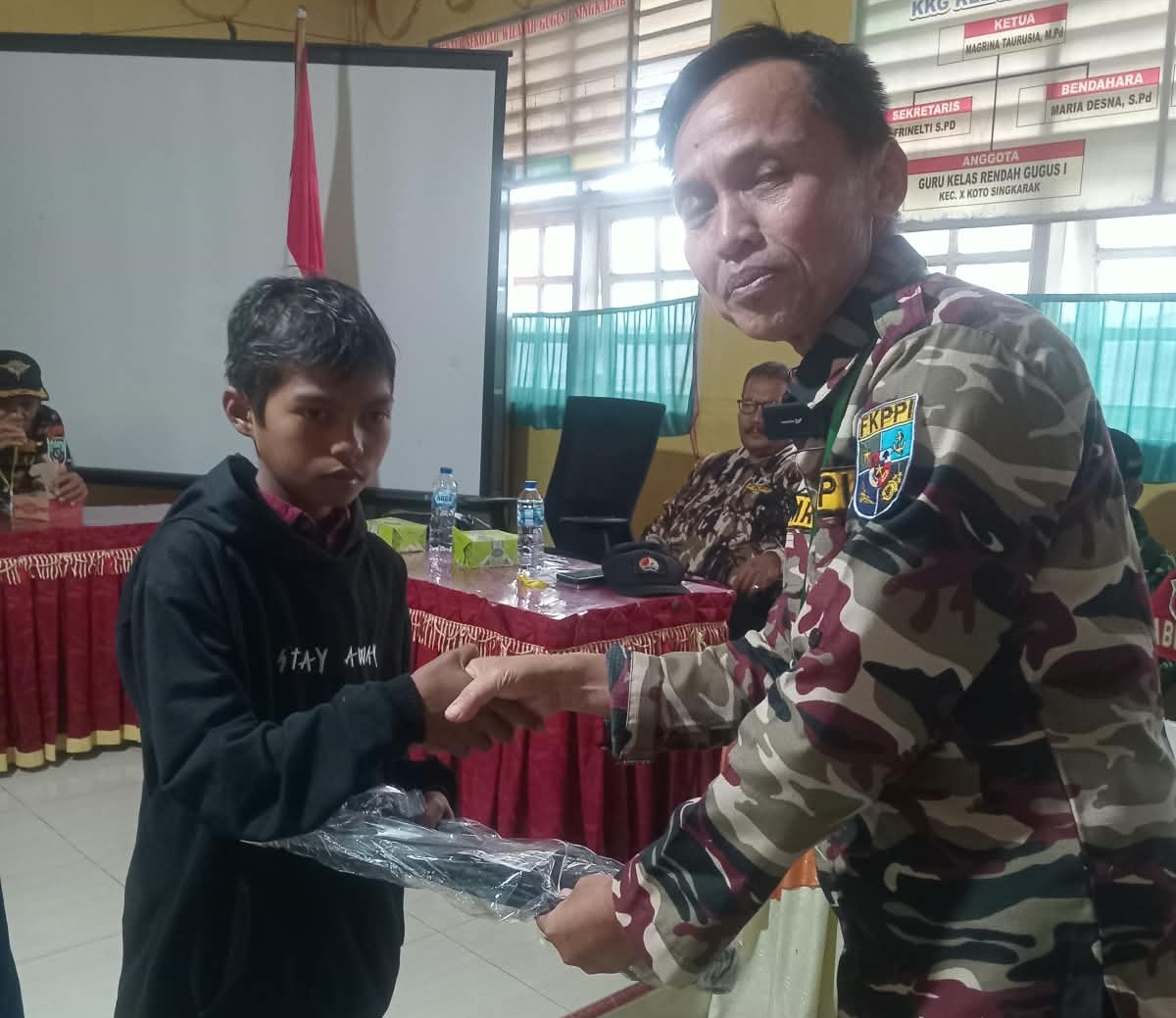 Penyerahan bantuan perlengkapan sekolah Peringatan HUT ke-48 FKPPI, khusus FKPPI Provinsi Sumatera Barat kegiatan di pusatkan di Kabupaten Solok,di Nagari Singkarak Sabtu-Minggu (19-20/092026).