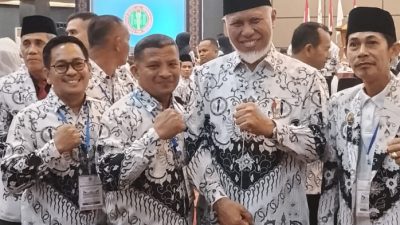  Pengurus PGRI Agam bersama Gubernur Sumbar, Mahyeldi Ansharullah.