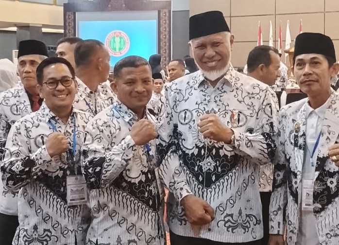  Pengurus PGRI Agam bersama Gubernur Sumbar, Mahyeldi Ansharullah.
