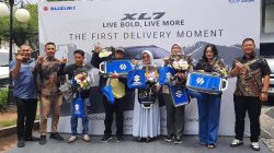 Penyerahan kunci lima unit perdana Suzuki XL7 kepada pembelinya oleh PT Elang Perkasa Motor selaku main dealer mobil Suzuki di Sumatera Barat melalui acara bertajuk The First Delivery Moment di Hotel Pangeran Beach Padang, Sabtu (26/09/2026).