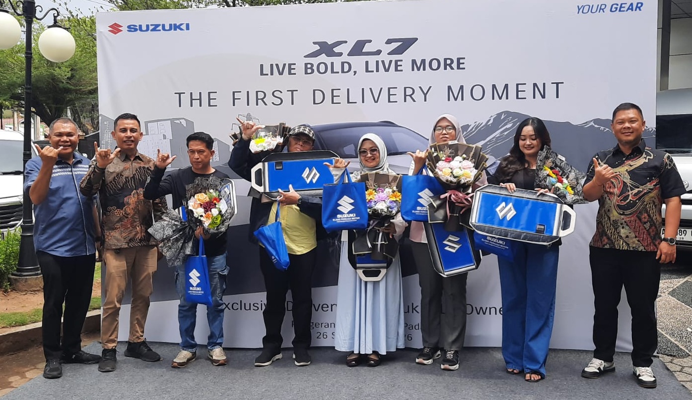 Penyerahan kunci lima unit perdana Suzuki XL7 kepada pembelinya oleh PT Elang Perkasa Motor selaku main dealer mobil Suzuki di Sumatera Barat melalui acara bertajuk The First Delivery Moment di Hotel Pangeran Beach Padang, Sabtu (26/09/2026).