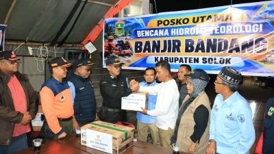Kepala Dinas Sosial Kota Padang Eri Sendjaya saat menyerahkan bantuan dari Pemko Padang kepada perwakilan Pemerintah Kabupaten Solok dan BPBD, Jum’at (25/09/2026).
