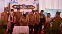 Bupati Padangpariaman John Kenedy Azis didampingi Direktur RSUD dr. Efriyeni saat peresmian perubahan nama RSUD Parit Malintang menjadi RSUD Muslim Kasim, Senin (21/09/2026).