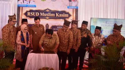 Bupati Padangpariaman John Kenedy Azis didampingi Direktur RSUD dr. Efriyeni saat peresmian perubahan nama RSUD Parit Malintang menjadi RSUD Muslim Kasim, Senin (21/09/2026).