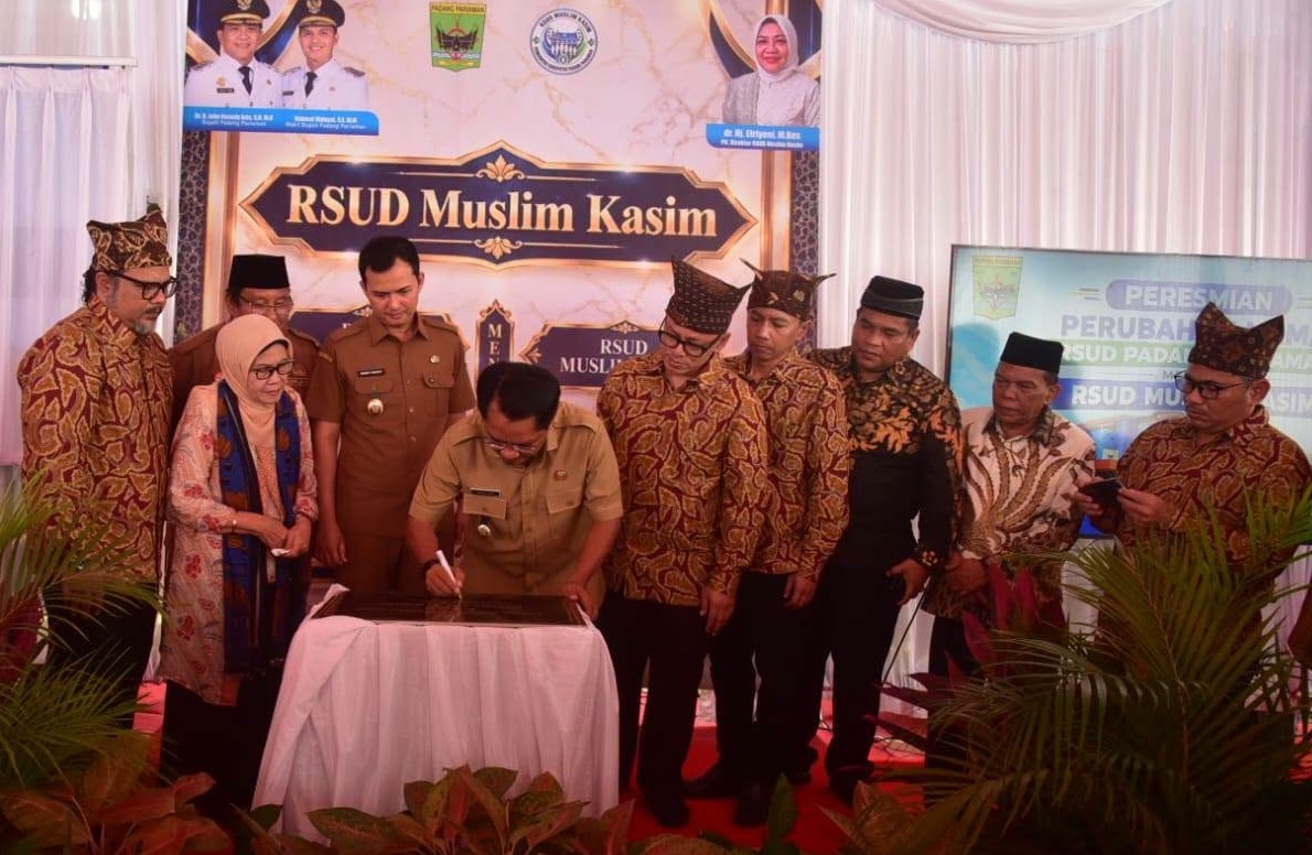 Bupati Padangpariaman John Kenedy Azis didampingi Direktur RSUD dr. Efriyeni saat peresmian perubahan nama RSUD Parit Malintang menjadi RSUD Muslim Kasim, Senin (21/09/2026).