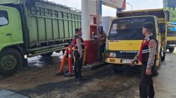 Personel Polres Padangpanjang saat ditugaskan melakukan pengamanan di SPBU Silaing Bawah, Rabu (16/09/2026).  
