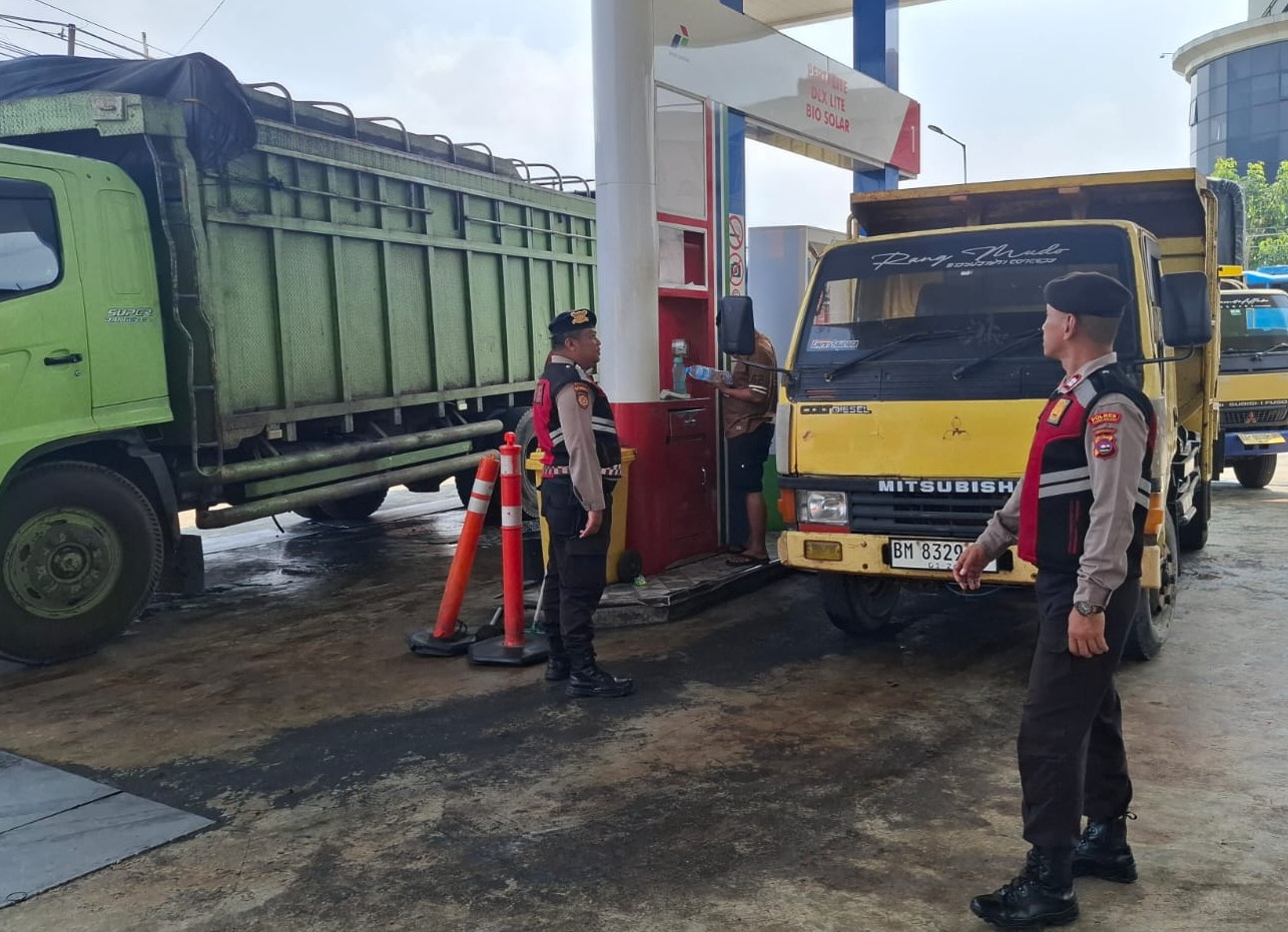 Personel Polres Padangpanjang saat ditugaskan melakukan pengamanan di SPBU Silaing Bawah, Rabu (16/09/2026).  