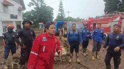 Personil Satpol PP dan Damkar Kota Padangpanjang ikut membersihkan material galodo di Arosuka, Nagari Batang Barus, Kecamatan Gunung Talang, Kabupaten Solok. 