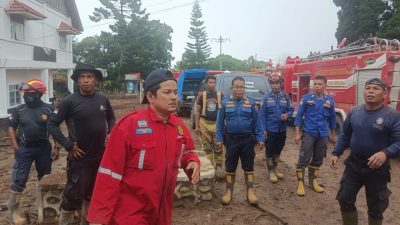 Personil Satpol PP dan Damkar Kota Padangpanjang ikut membersihkan material galodo di Arosuka, Nagari Batang Barus, Kecamatan Gunung Talang, Kabupaten Solok. 