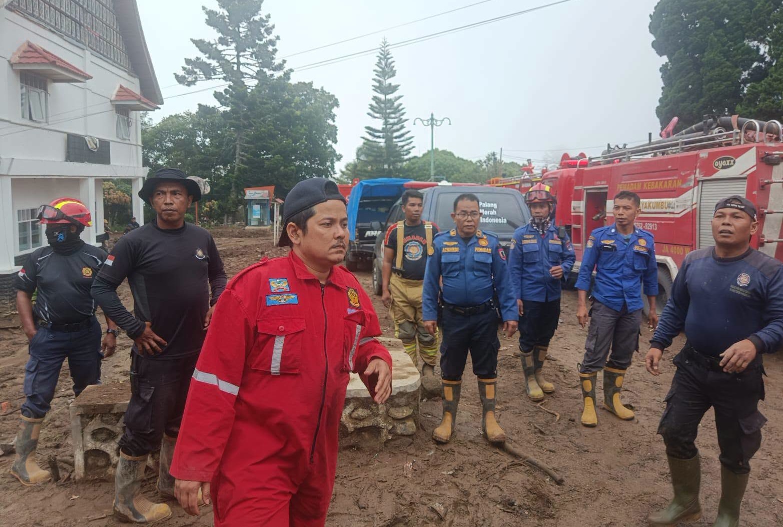 Personil Satpol PP dan Damkar Kota Padangpanjang ikut membersihkan material galodo di Arosuka, Nagari Batang Barus, Kecamatan Gunung Talang, Kabupaten Solok. 