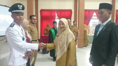 Kepala Dinas Sosial,PMD Kabupaten Solok Selatan drh. Nurhayati di dampingi Camat KPGD Prima Wijaya,S.IP saat memberikan ucapan selamat kepada Syafrianto.