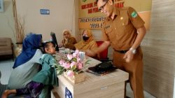 Plt. Kadinsos P3A Indra Utama terlihat sedang bercanda dengan salah seorang anak di ruang layanan Dinsos P3A Padangpariaman.