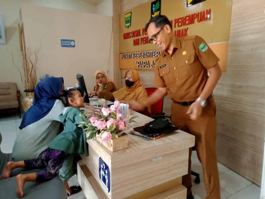 Plt. Kadinsos P3A Indra Utama terlihat sedang bercanda dengan salah seorang anak di ruang layanan Dinsos P3A Padangpariaman.