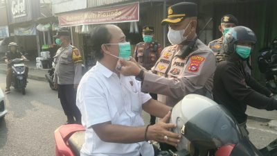 Kapolsek Koto Tangah Kompol Afrino, SH., MH saat membagikan masker kepada pengendara, Rabu (9/9/2026)