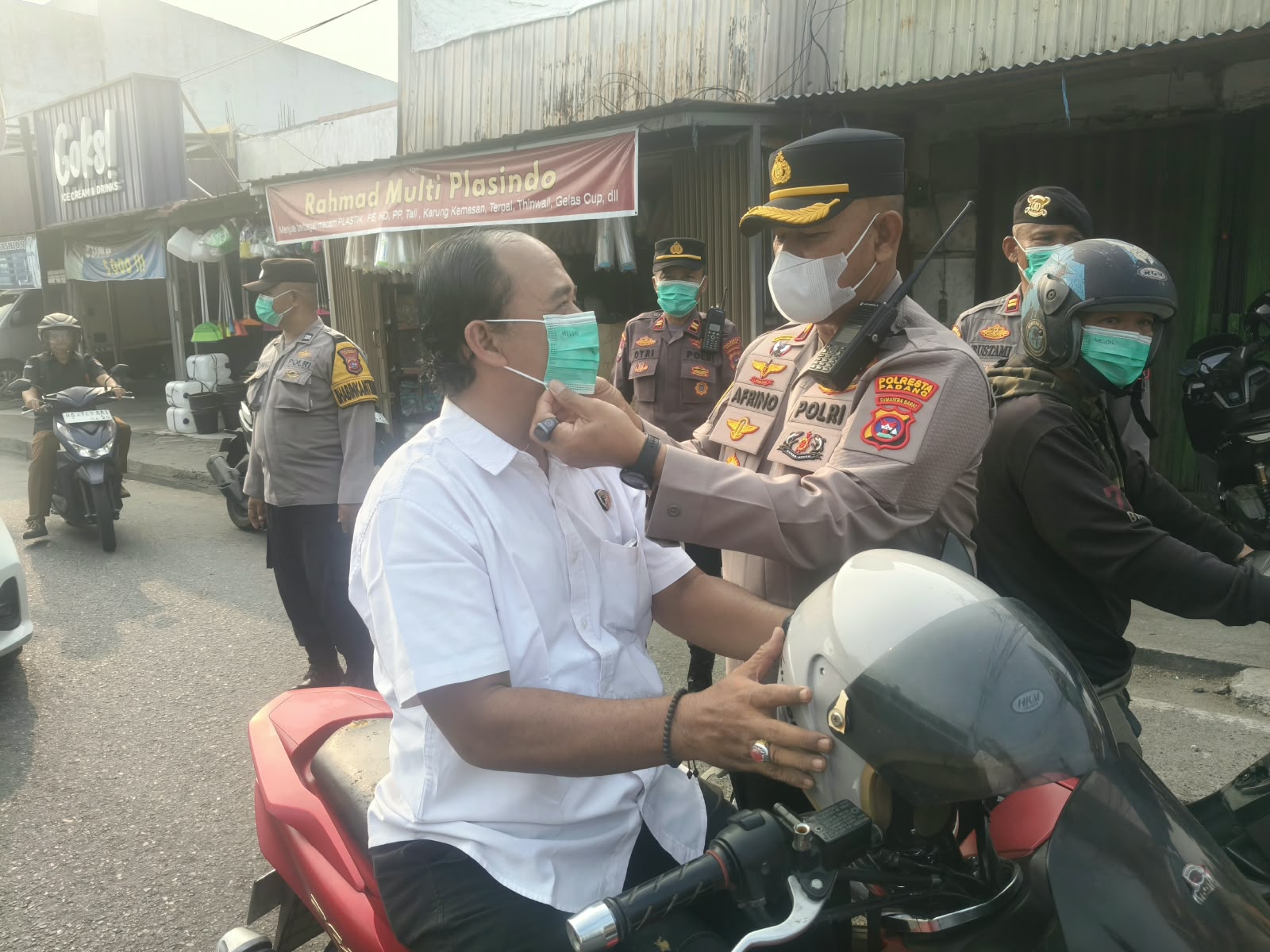 Kapolsek Koto Tangah Kompol Afrino, SH., MH saat membagikan masker kepada pengendara, Rabu (9/9/2026)