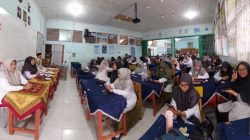 Panitia Pelaksana Milad ke 48 MTsN 1 Padangpanjang bersama jajaran sekolah saat mematangkan persiapan Milad yang akan mendatangkan Ustad Derry Sulaiman, Selasa (01/09/2026).