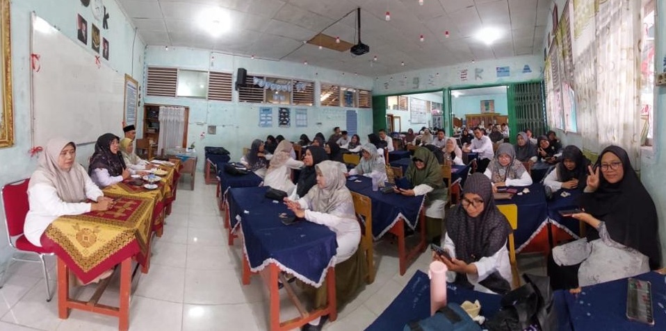 Panitia Pelaksana Milad ke 48 MTsN 1 Padangpanjang bersama jajaran sekolah saat mematangkan persiapan Milad yang akan mendatangkan Ustad Derry Sulaiman, Selasa (01/09/2026).