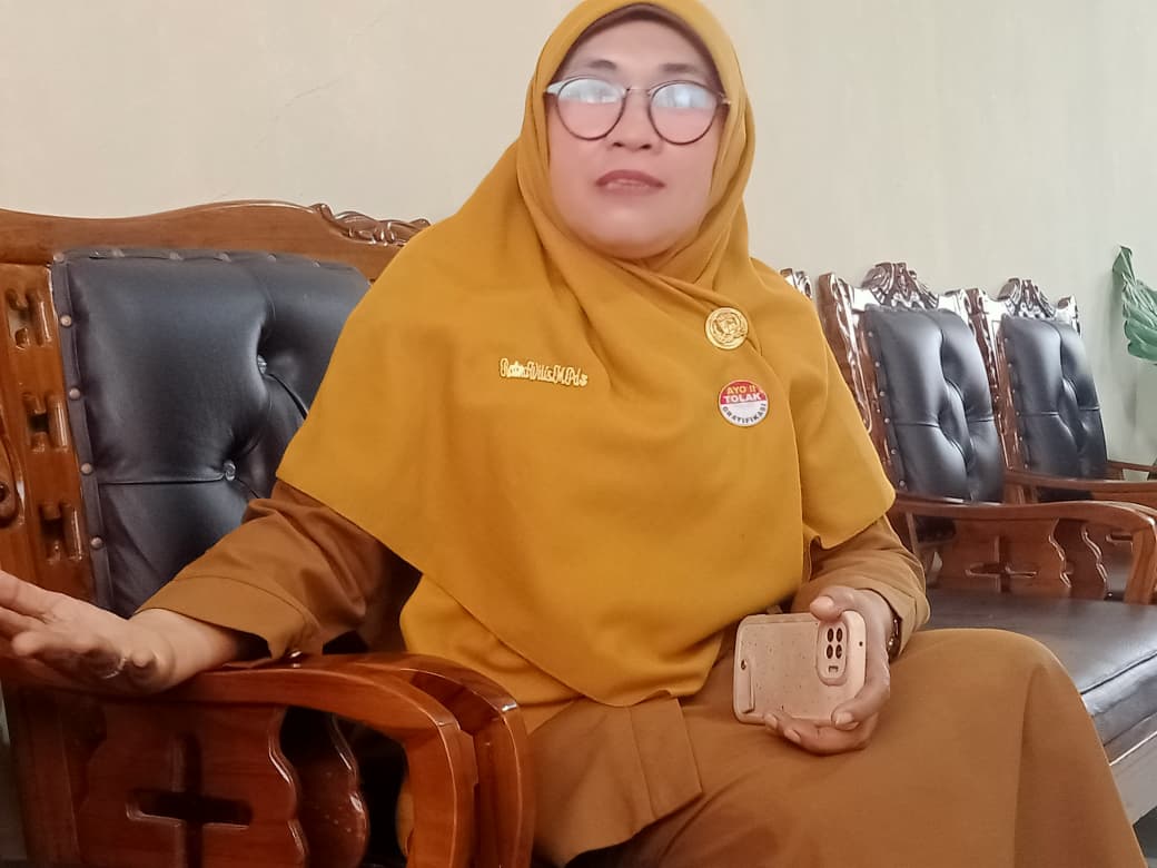 Kepala SMAN 2 VII Koto Ratna Wilis, M.Pd 