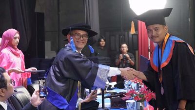 Rektor ISI Padangpanjang Dr. Febri Yulika, S.Ag., M.Hum saat menyalami salah satu lulusan saat Wisuda Program Sarjana Terapan, Sarjan dan Program Magister Periode I Tahun Akademik 2026/2027 di Gedung Pertunjukan Hoeridjah Adam, Selasa (15/09/20269).