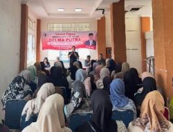 Delma Putra Serahkan Bantuan untuk Kader Posyandu se-Pasie Nan Tigo