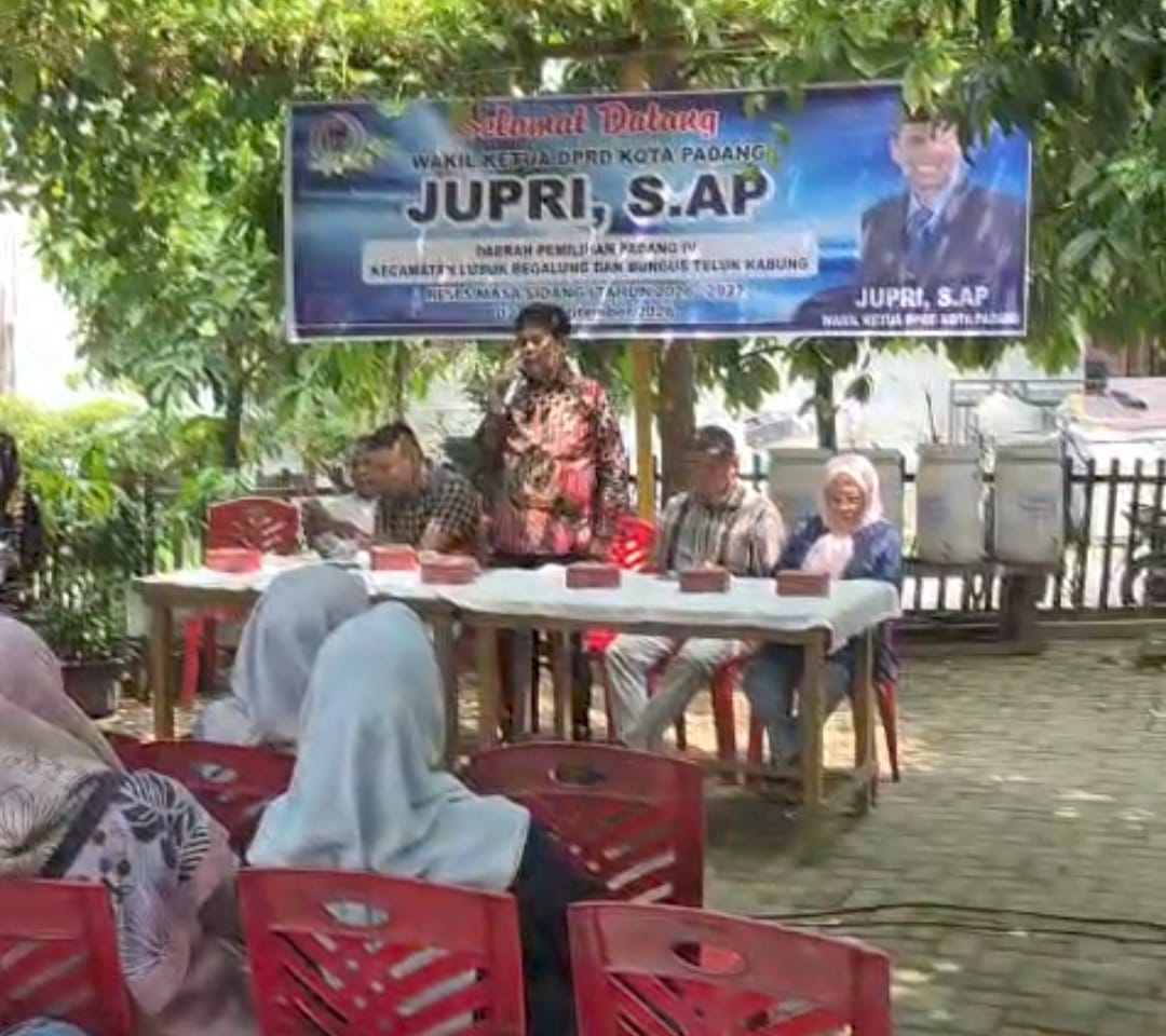 Wakil Ketua DPRD Kota Padang, Jupri, S.AP, saat turun langsung ke tengah warga dalam kegiatan Reses Masa Sidang I Tahun 2026 di Komplek Jala Utama 2, RT 04/RW 11, Kelurahan Parak Laweh Pulau Aia Nan XX, Kecamatan Lubuk Begalung, Sabtu (05/09/2026).