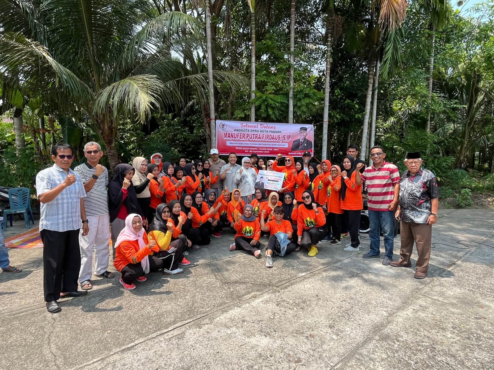 Anggota DPRD Kota Padang Manufer Putra Firdaus saat menggelar Reses di Komplek Cimpago RW 14, Kelurahan Parupuk Tabing, Kecamatan Koto Tangah, Kota Padang.