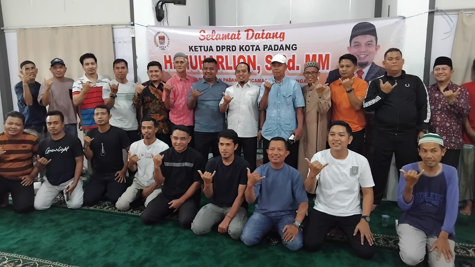 Ketua DPRD Kota Padang H. Muharlion, S.Pd., MM, menampung aspirasi masyarakat dalam kegiatan Reses I Tahun 2026 di Komplek Graha Bungo Mas, RT 05/RW 01, Kelurahan Bungo Pasang, Kecamatan Koto Tangah, Sabtu (05/09/2026).