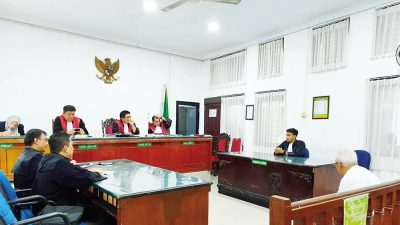 Rida K Liamsi saat menjalani sidang dengan agenda putusan sela di Pengadilan Negeri Pekanbaru, Selasa (01/09/2026).