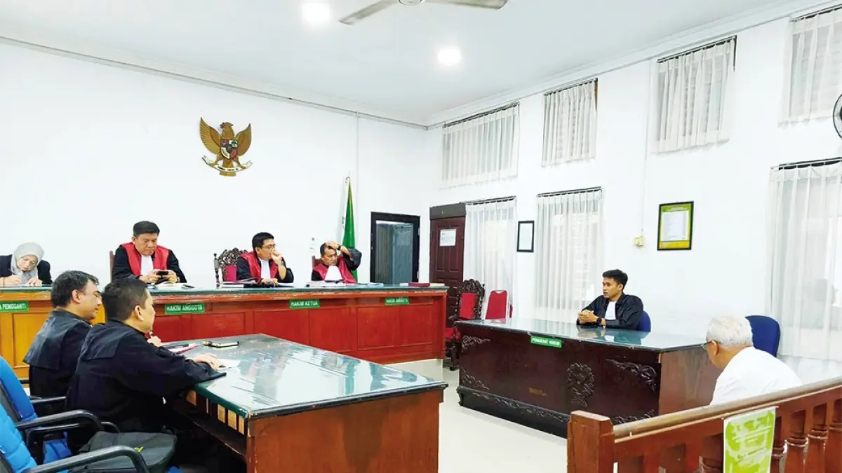 Rida K Liamsi saat menjalani sidang dengan agenda putusan sela di Pengadilan Negeri Pekanbaru, Selasa (01/09/2026).