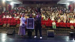Ketua Sanggar Seni Rangkayo Sati sekaligus Dosen TV dan Film/Seni Karawitan ISI Padangpanjang, Hamzaini bersama Ketua Pelaksana kegiatan, Yesriva Nursyam usai pemutaran Film Dokumenter Ritual Bailau.