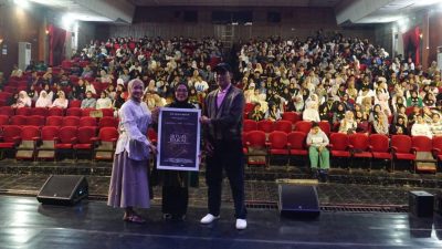 Ketua Sanggar Seni Rangkayo Sati sekaligus Dosen TV dan Film/Seni Karawitan ISI Padangpanjang, Hamzaini bersama Ketua Pelaksana kegiatan, Yesriva Nursyam usai pemutaran Film Dokumenter Ritual Bailau.