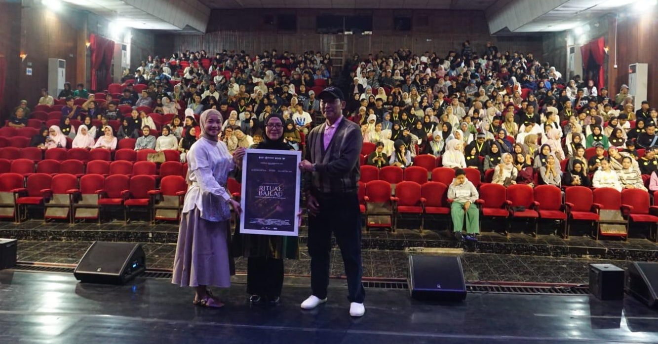 Ketua Sanggar Seni Rangkayo Sati sekaligus Dosen TV dan Film/Seni Karawitan ISI Padangpanjang, Hamzaini bersama Ketua Pelaksana kegiatan, Yesriva Nursyam usai pemutaran Film Dokumenter Ritual Bailau.