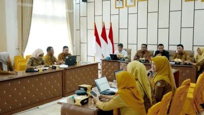 Sekretaris Daerah Kabupaten Solok Selatan Dr. H. Syamsurizaldi, S.IP, SE, MM saat memimpin Rapat Evaluasi Aplikasi bersama OPD