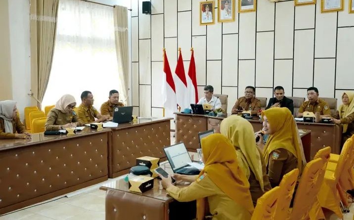 Sekretaris Daerah Kabupaten Solok Selatan Dr. H. Syamsurizaldi, S.IP, SE, MM saat memimpin Rapat Evaluasi Aplikasi bersama OPD