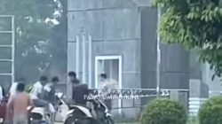 Tangkapan layar penganiayan terhadap remaja di gerbang Fekon Unand Payakumbuh.