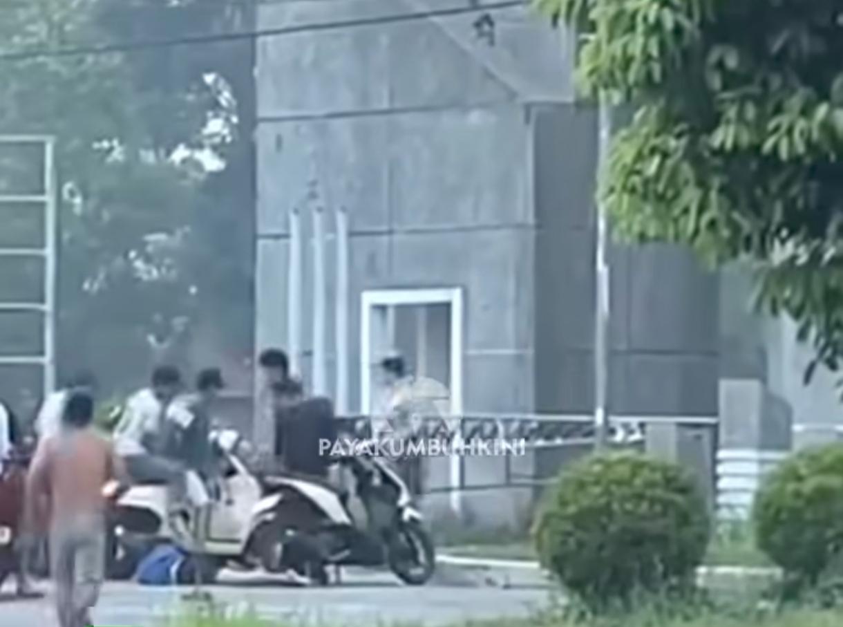 Tangkapan layar penganiayan terhadap remaja di gerbang Fekon Unand Payakumbuh.