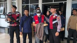 Tersangka kasus dugaan korupsi rekonstruksi Jalan Pasar Sayu Bukit Surungan saat ditahan Penyidik Kejari Padangpanjang menyusul dua orang tersangka yang lebih dahulu ditahan, Kamis (17/09/2026).