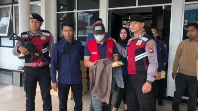 Tersangka kasus dugaan korupsi rekonstruksi Jalan Pasar Sayu Bukit Surungan saat ditahan Penyidik Kejari Padangpanjang menyusul dua orang tersangka yang lebih dahulu ditahan, Kamis (17/09/2026).  