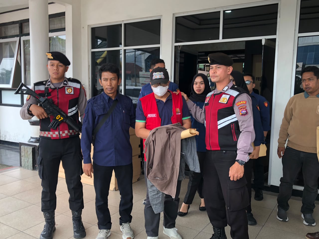 Tersangka kasus dugaan korupsi rekonstruksi Jalan Pasar Sayu Bukit Surungan saat ditahan Penyidik Kejari Padangpanjang menyusul dua orang tersangka yang lebih dahulu ditahan, Kamis (17/09/2026).  