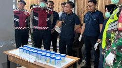 Karutan Padangpanjang Novri Abbas, SH., MH saat menunjukan hasil tes urine yang disaksikan APH dan wartawan.