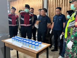 Karutan Padangpanjang Novri Abbas, SH., MH saat menunjukan hasil tes urine yang disaksikan APH dan wartawan.