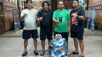 Tim Klewang Polresta Padang saat mengamankan pelaku pencurian handphone dan uang milik tetangga pelaku, Rabu (02/09/2026).