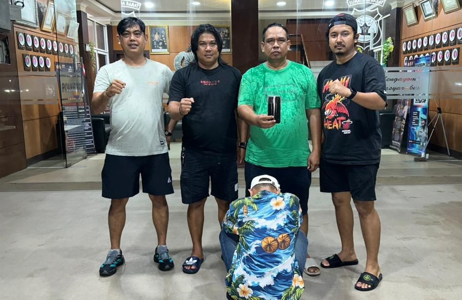 Tim Klewang Polresta Padang saat mengamankan pelaku pencurian handphone dan uang milik tetangga pelaku, Rabu (02/09/2026).