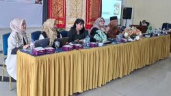 Tim Pengabdian UNP saat menggelar pelatihan Smart Filtering literatur anak dan remaja berbasis Content Analysis terhadap siswa SD dan SMP di Kota Padangpanjang.