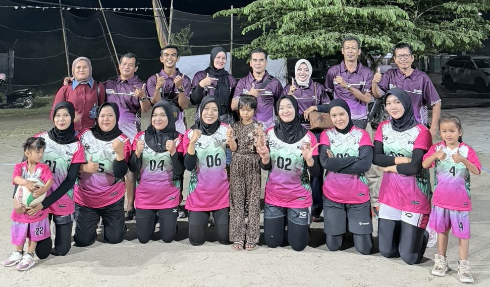 Tim Bola Voli Putri Arumi Family Kecamatan Kapur IX Pimpinan Mar Efendi bersama Official Saipun juga Dwiki yang juga didampingi oleh Kasi Kesos Kantor Camat Kapur IX, benar-benar tidak tertandingi dalam laga terbaru mereka.  